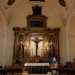 Non ci resta ora che aspettare la fine della messa per poter ammirare gli interni. La chiesa si presenta con una navata unica lunga 16 metri e coperta da volta a botte, alla fine della quale troneggia un imponente altare di legno dorato del XVI secolo nel cui riquadro centrale si trova un crocifisso ligneo di fine 400